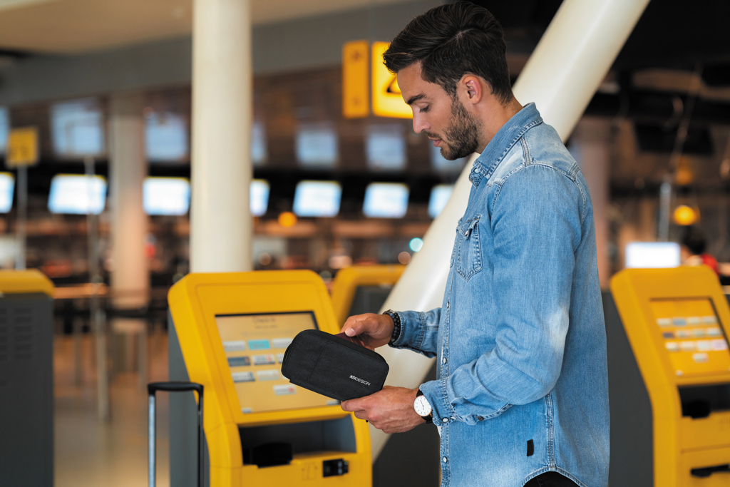 XD Design Reisepasshülle mit RFID-Schutz und Smartphone-Stand