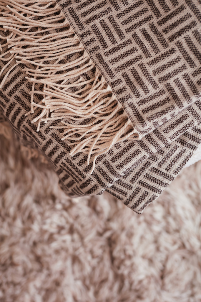 VINGA Lenox Jacquard-Decke 130 × 170 cm aus Acryl, bestickbar