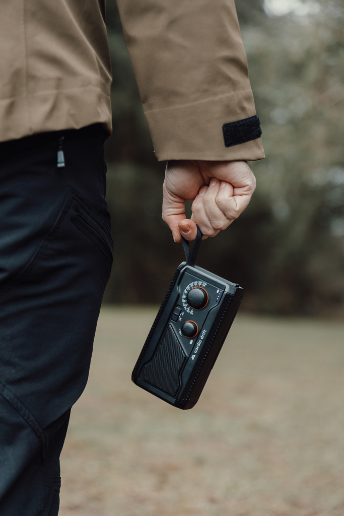 Nordic Drift Titan Notfallradio IPX4 mit Handkurbel, Solarpanel und 4000-mAh-Powerbank – mit Logo bedruckbar