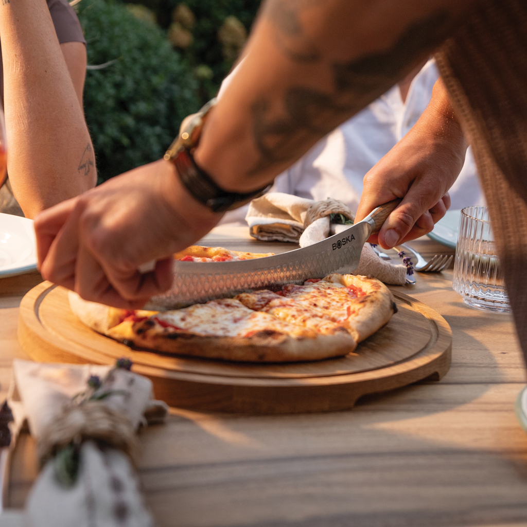 BOSKA Pizza- und Käsemesser Oslo+ Nr. 4 aus Edelstahl mit Eichenholzgriffen – mit Logo-Gravur