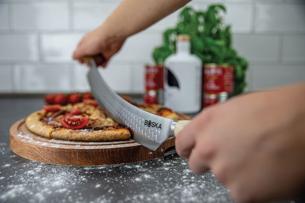 BOSKA Pizza- und Käsemesser Oslo+ Nr. 4 aus Edelstahl mit Eichenholzgriffen – mit Logo-Gravur