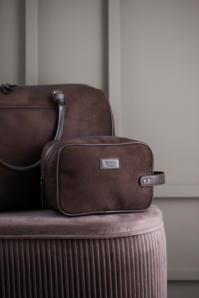 VINGA Hunton Kosmetiktasche aus Wildlederimitat mit Logodruck