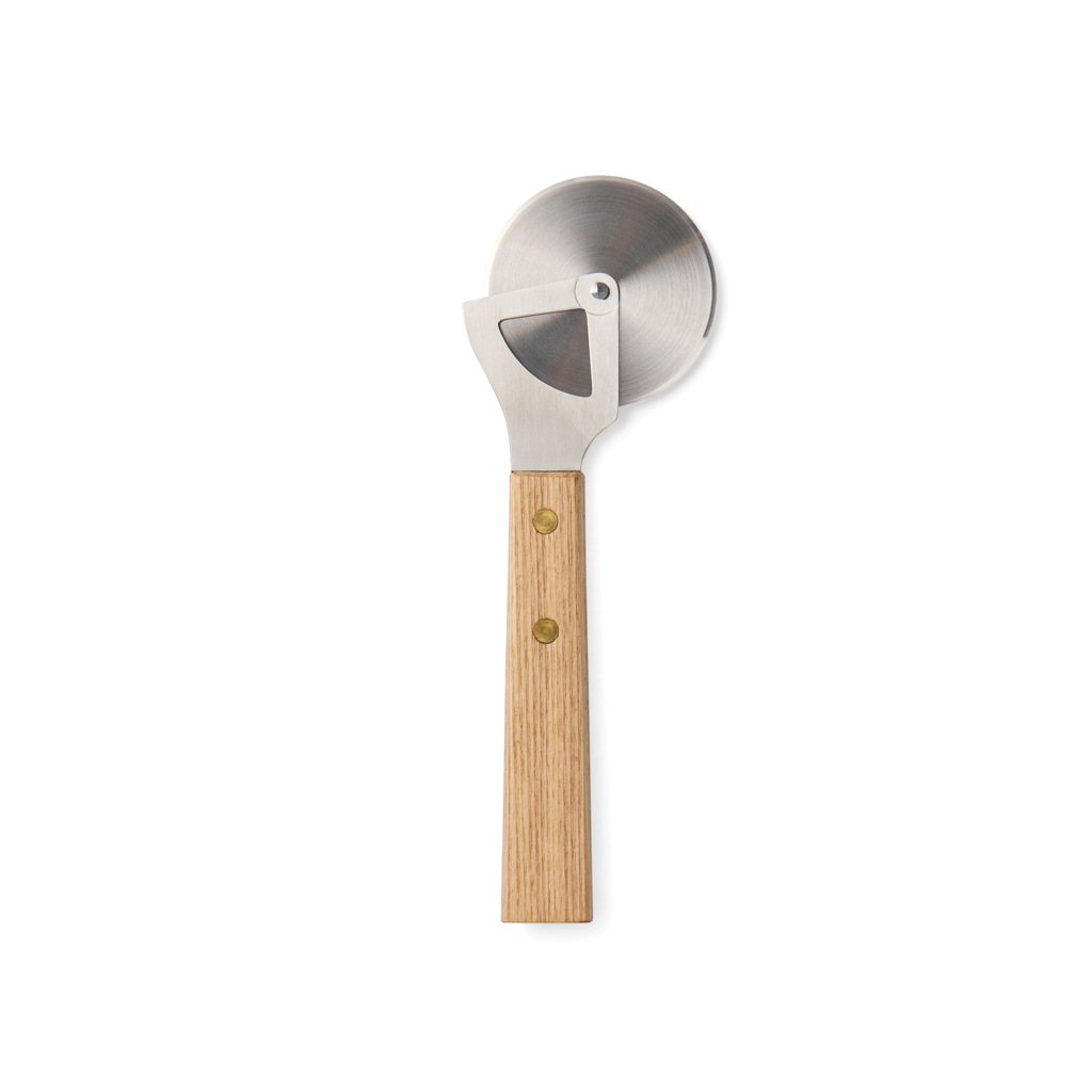 VINGA Paso Pizzaschneider aus FSC®-Eschenholz und Edelstahl VINGA Paso Pizzaschneider aus FSC®-Eschenholz und Edelstahl