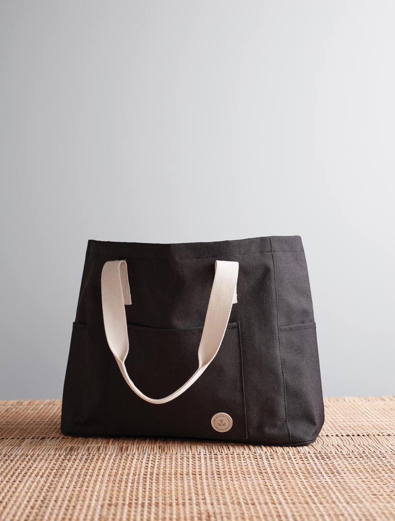 VINGA Sortino Strandtasche aus PET mit Reißverschlussfach VINGA Sortino Strandtasche aus PET mit Reißverschlussfach