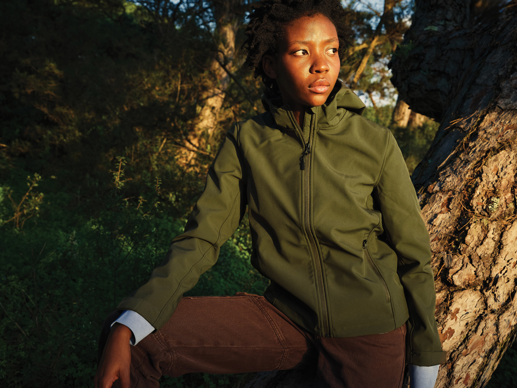 IQONIQ Makalu Damen-Softshelljacke aus recyceltem Polyester mit Logo-Veredelung