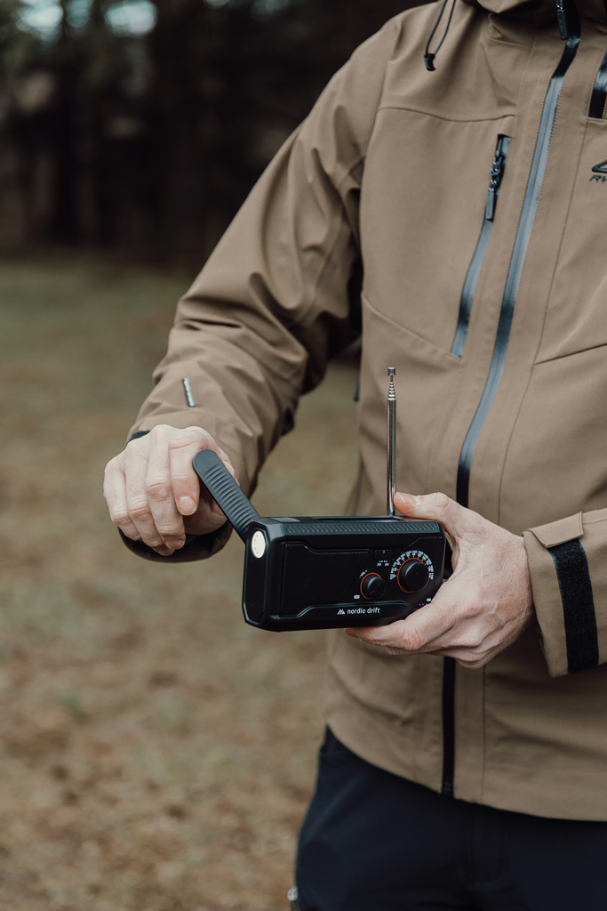 Nordic Drift Titan Notfallradio IPX4 mit Handkurbel, Solarpanel und 4000-mAh-Powerbank – mit Logo bedruckbar Nordic Drift Titan Notfallradio IPX4 mit Handkurbel, Solarpanel und 4000-mAh-Powerbank – mit Logo bedruckbar