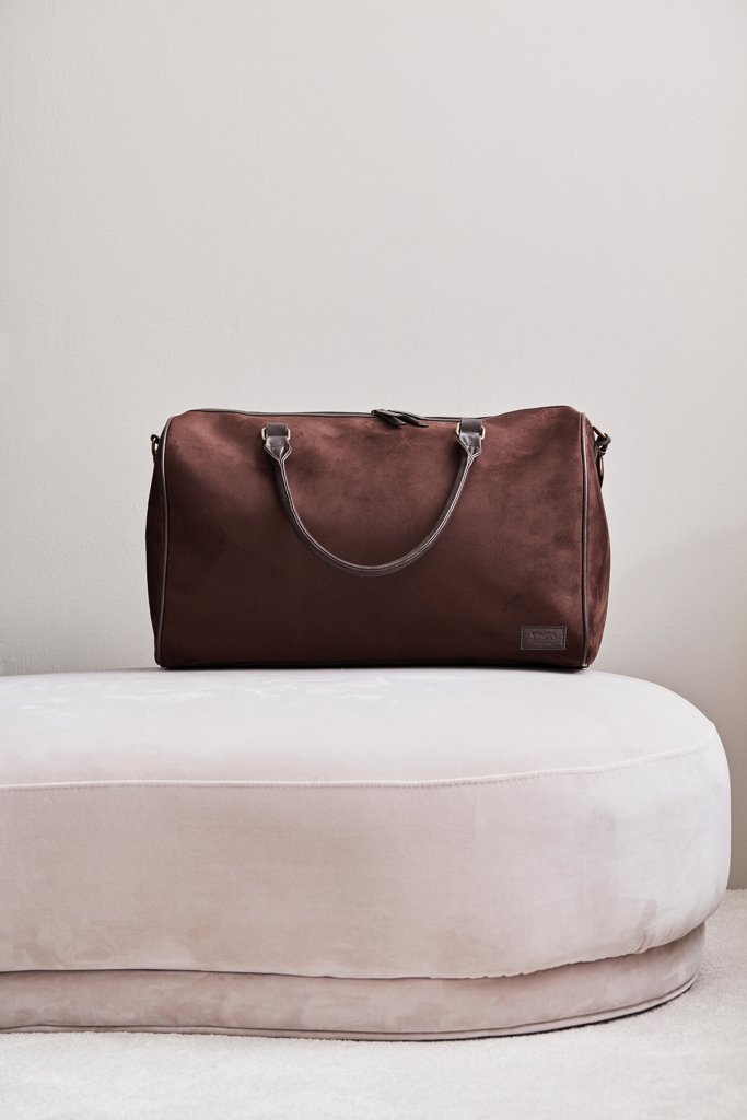 VINGA Hunton Weekendbag in Wildlederoptik mit Messingdetails — bedruckbar VINGA Hunton Weekendbag in Wildlederoptik mit Messingdetails — bedruckbar