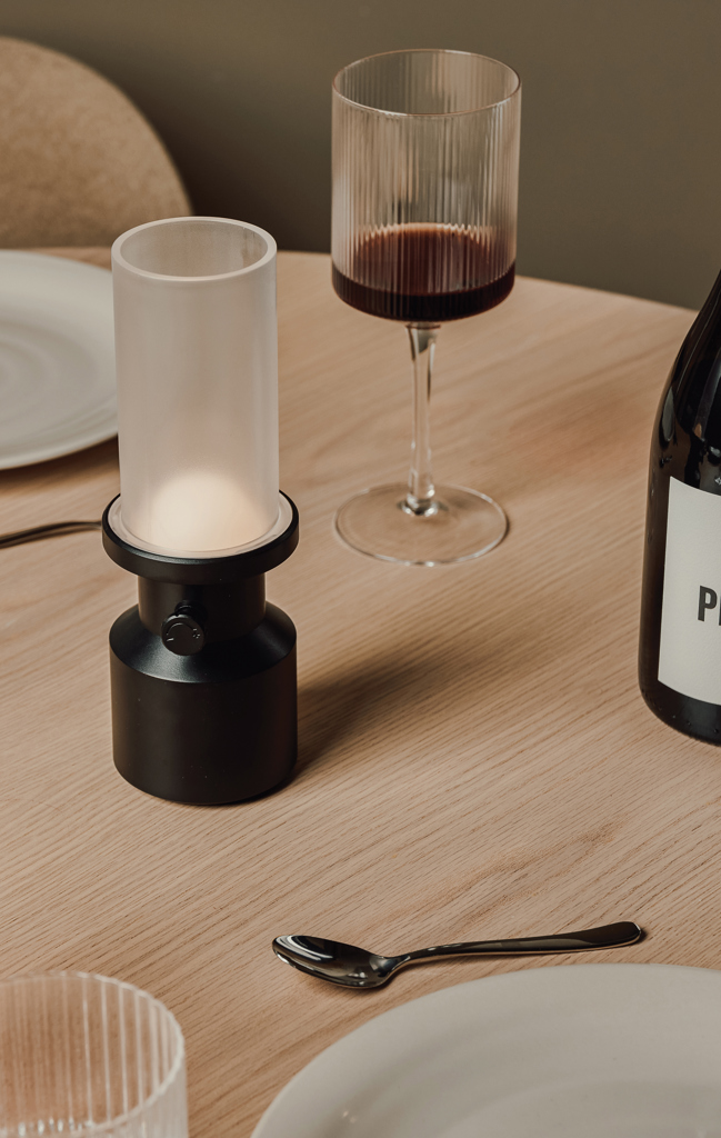 VINGA Niori RCS Tischlampe, 36 % recyceltes ABS, USB-C, Dimmer VINGA Niori RCS Tischlampe, 36 % recyceltes ABS, USB-C, Dimmer
