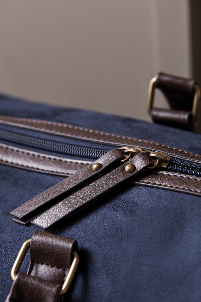 VINGA Hunton Weekendbag in Wildlederoptik mit Messingdetails — bedruckbar VINGA Hunton Weekendbag in Wildlederoptik mit Messingdetails — bedruckbar