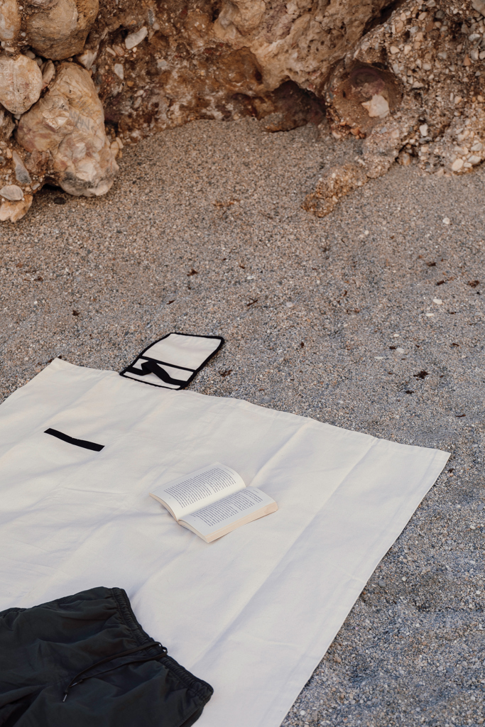 VINGA Volonne AWARE Picknickdecke aus recyceltem Canvas, 130 × 170 cm, mit Tasche, bestickbar VINGA Volonne AWARE Picknickdecke aus recyceltem Canvas, 130 × 170 cm, mit Tasche, bestickbar