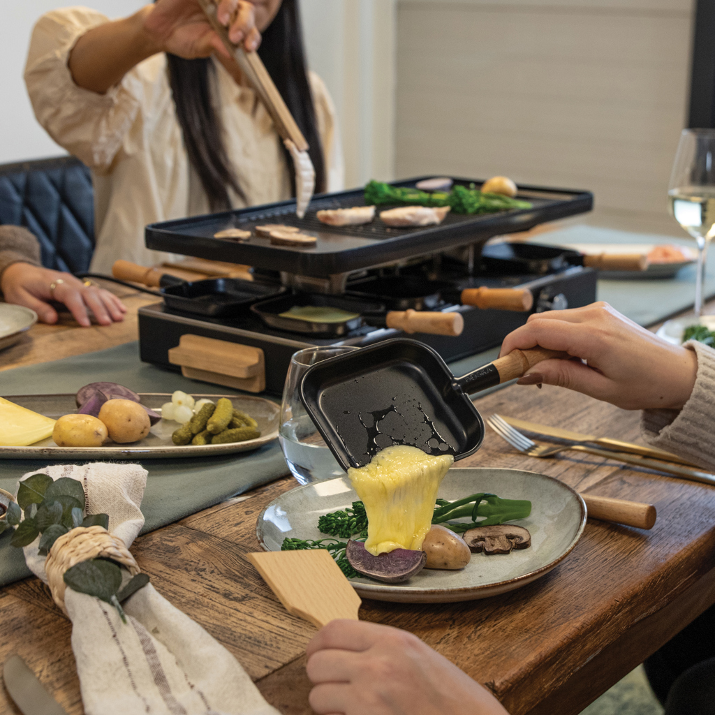 Boska Raclette Gourmet Party für 8 Personen – Edelstahl & Holz, mit Logo-Gravur Boska Raclette Gourmet Party für 8 Personen – Edelstahl & Holz, mit Logo-Gravur