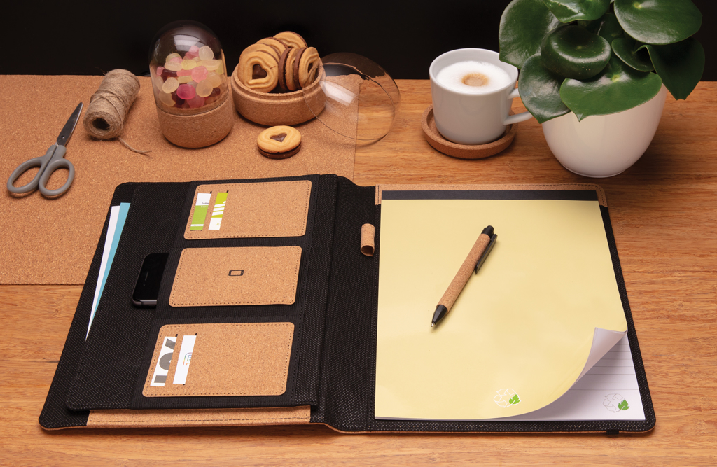 Kork A4 Portfolio-Set mit recyceltem Papier & Stift – braun Kork A4 Portfolio-Set mit recyceltem Papier & Stift – braun