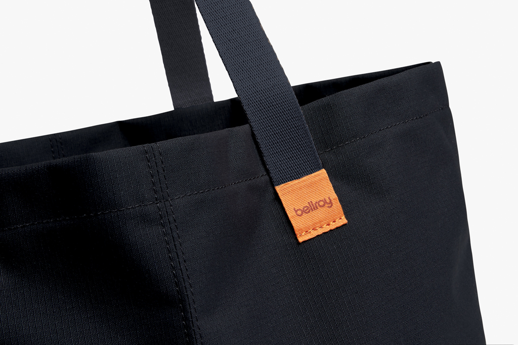 Bellroy Market Tote Einkaufstasche aus recyceltem PET, faltbar mit Flaschen-Sleeves Bellroy Market Tote Einkaufstasche aus recyceltem PET, faltbar mit Flaschen-Sleeves