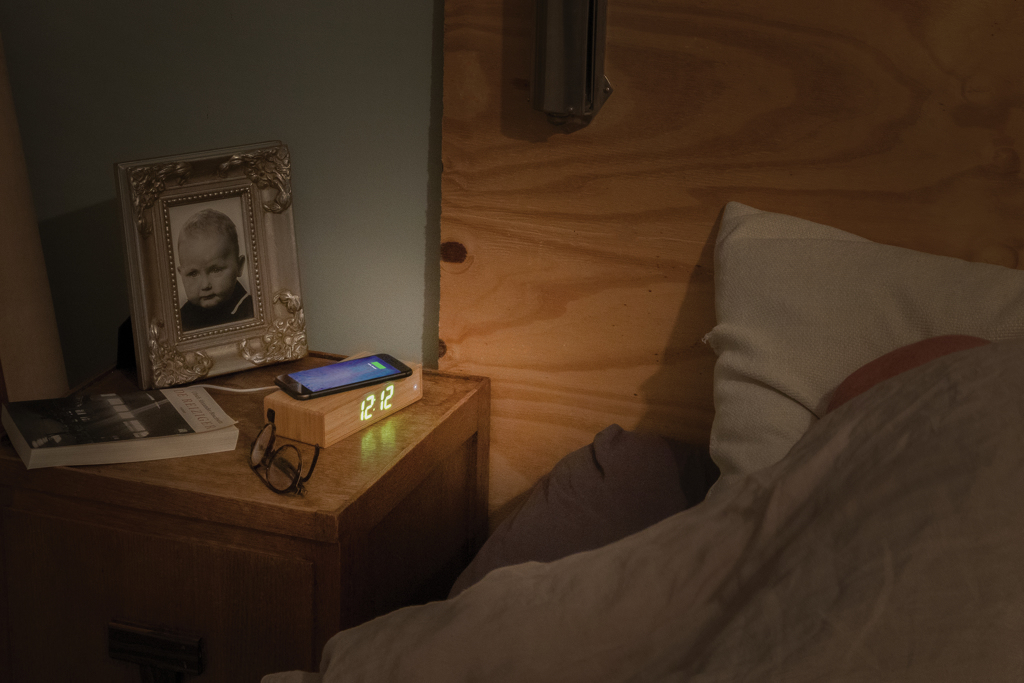 Bambus-Qi Wecker mit 5W Wireless Charger – braun