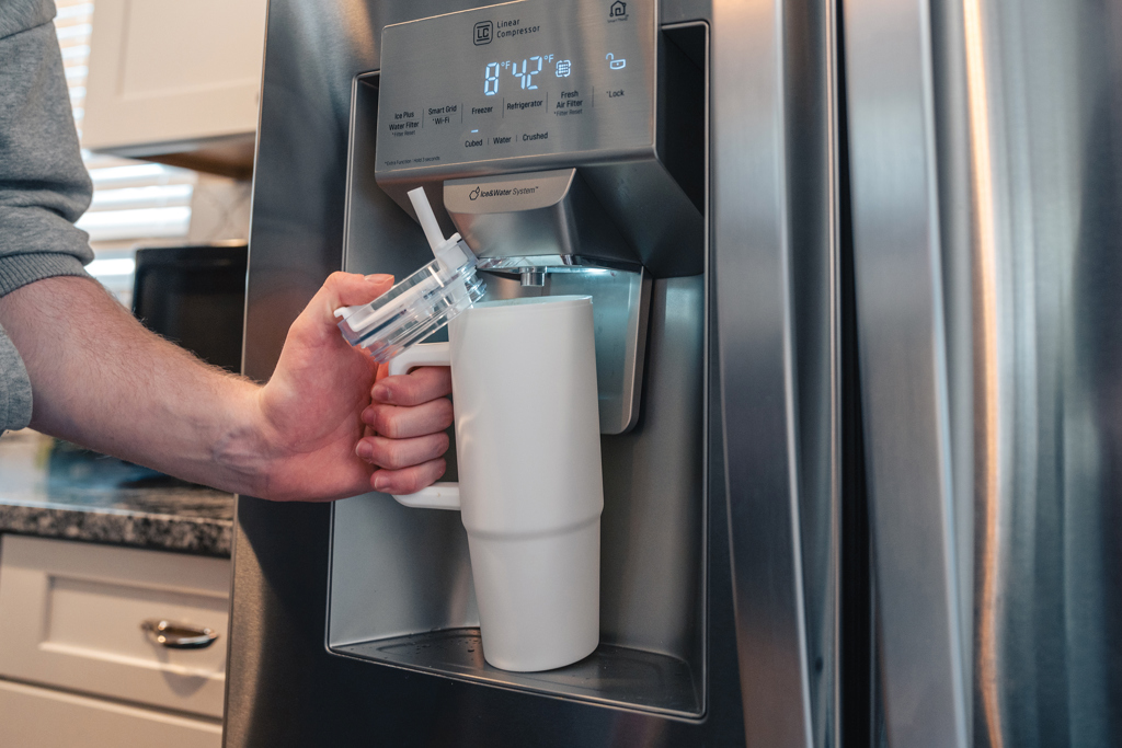 Tana Becher 750 ml aus RCS-recyceltem Kunststoff mit Griff – bedruckbar als Werbeartikel