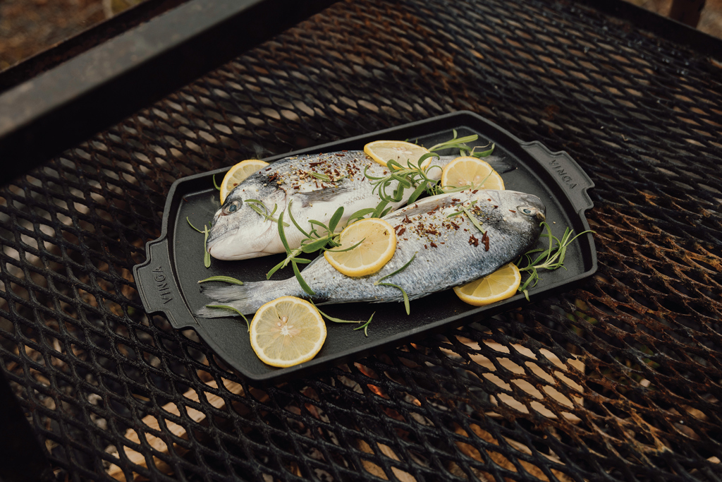 VINGA Monte Ardoise Grillplatte aus Gusseisen, 41 × 23 cm, mit Logo veredelbar