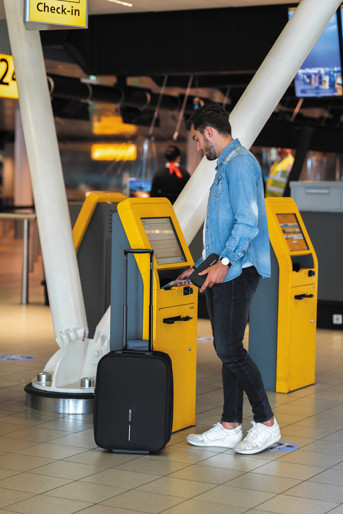 XD Design Reisepasshülle mit RFID-Schutz und Smartphone-Stand