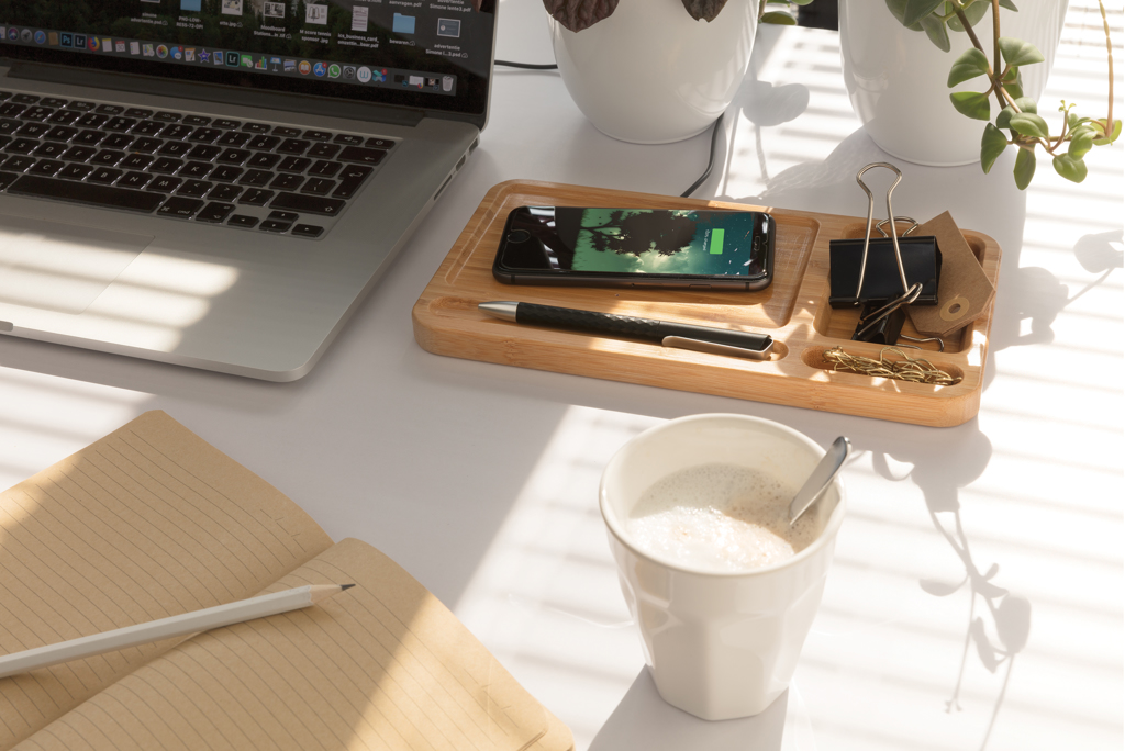 XD Collection Bambus Desk Organizer mit 10W Wireless Charger – FSC-Bambus, individuell gravierbar