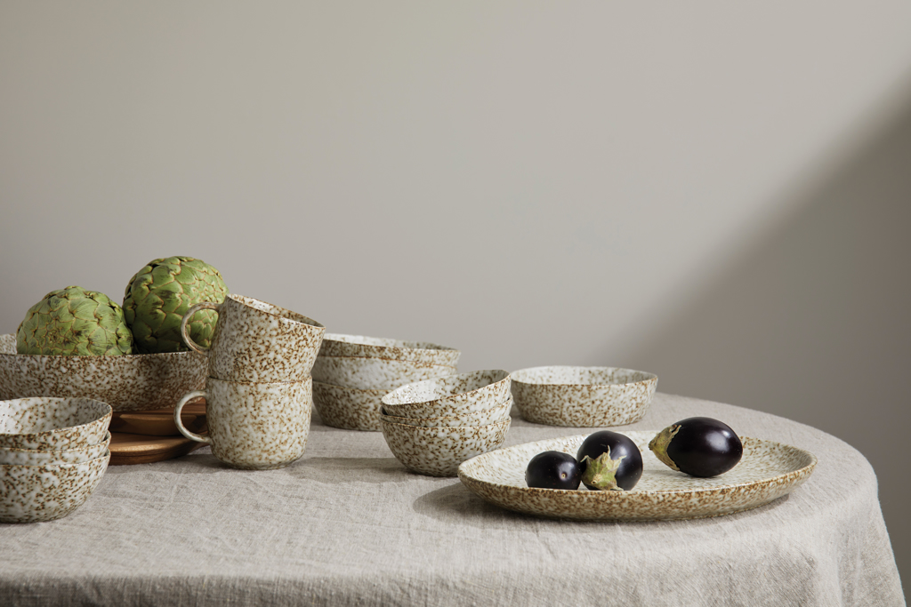 VINGA Nuvem Servierplatte aus handglasiertem Steingut, beige VINGA Nuvem Servierplatte aus handglasiertem Steingut, beige
