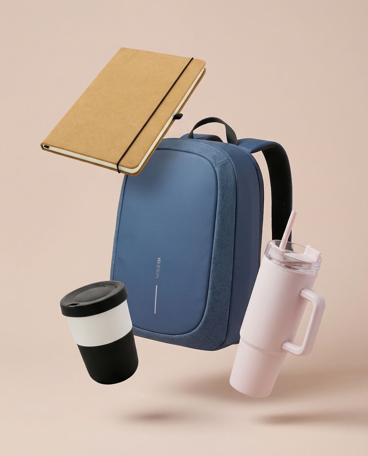 Onboarding-Set mit Notizbuch, Rucksack, Kaffeebecher und Trinkbecher mit Strohhalm