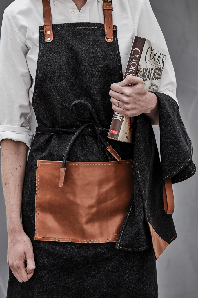 VINGA Asado Küchenschürze aus stonewashed Segeltuch mit PU-Details