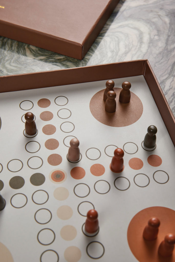 VINGA Coffee-Table Spielesammlung 3-in-1 (Yacht, Ludo, Drei-in-Reihe) — bedruckbar VINGA Coffee-Table Spielesammlung 3-in-1 (Yacht, Ludo, Drei-in-Reihe) — bedruckbar
