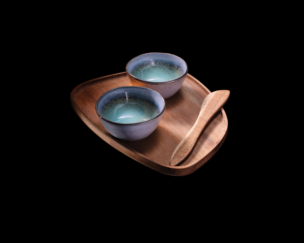 Vinga Nomimono Tapas Set – Steingut-Schalen und Akazienholz-Teller mit Logogravur Vinga Nomimono Tapas Set – Steingut-Schalen und Akazienholz-Teller mit Logogravur