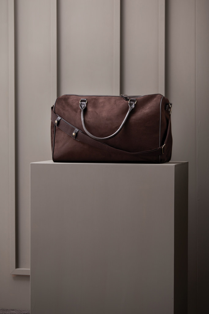 VINGA Hunton Weekendbag in Wildlederoptik mit Messingdetails — bedruckbar VINGA Hunton Weekendbag in Wildlederoptik mit Messingdetails — bedruckbar