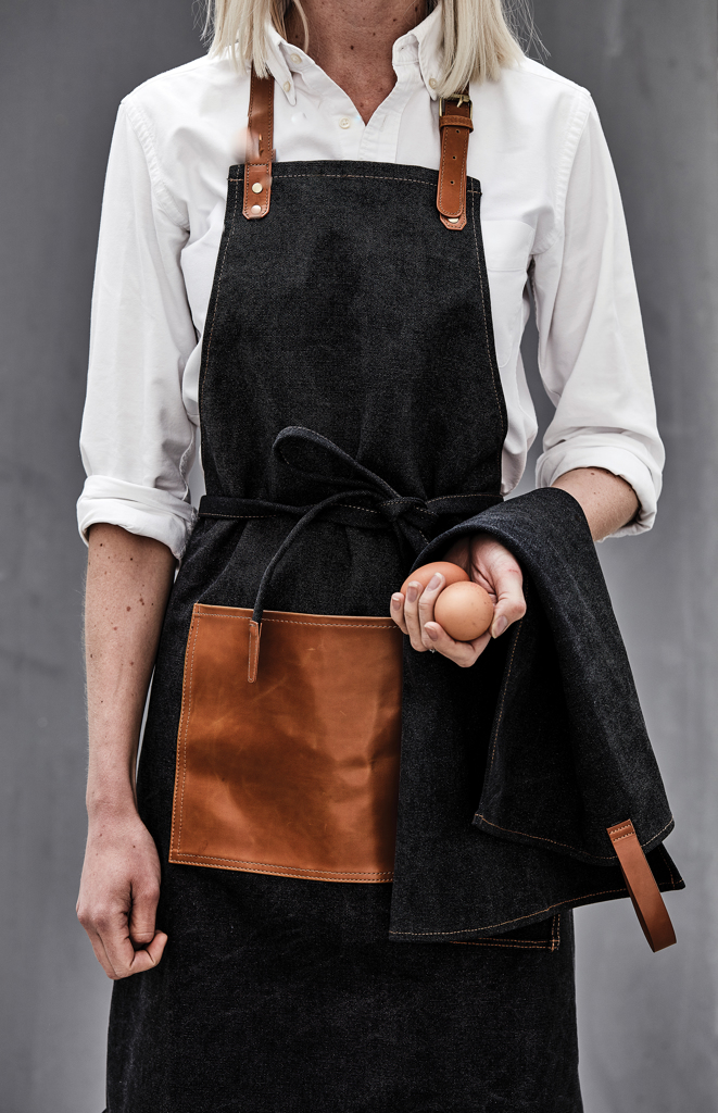 VINGA Asado Küchenschürze aus stonewashed Segeltuch mit PU-Details