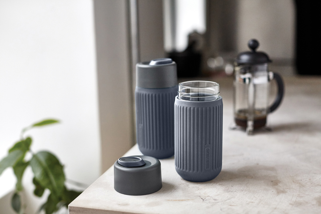 Black+Blum Glas-Reisebecher 340 ml mit Silikonhülle, bedruckbar Black+Blum Glas-Reisebecher 340 ml mit Silikonhülle, bedruckbar