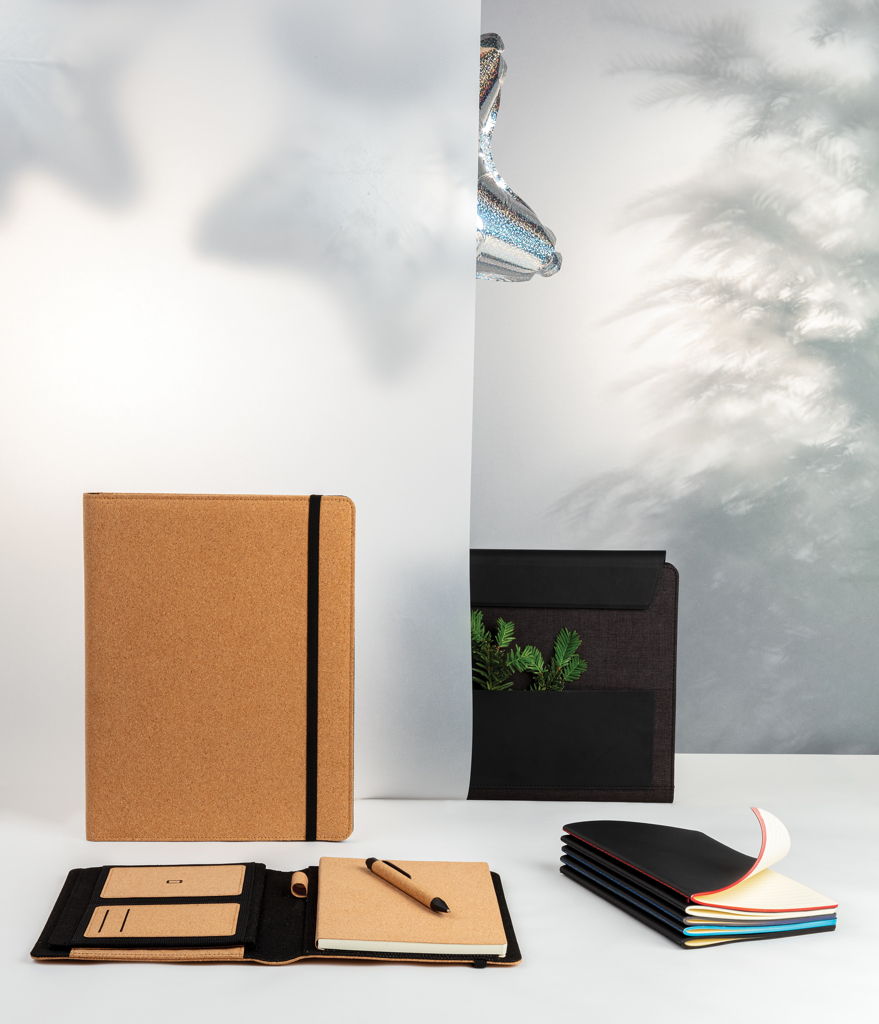 Kork A4 Portfolio-Set mit recyceltem Papier & Stift – braun Kork A4 Portfolio-Set mit recyceltem Papier & Stift – braun