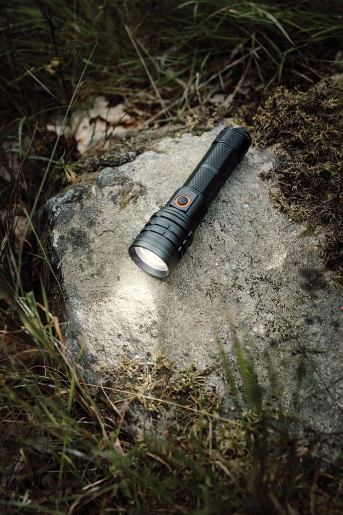 Nordic Drift Everest Akku-Taschenlampe 1.000 Lumen mit Zoom – mit Logo
