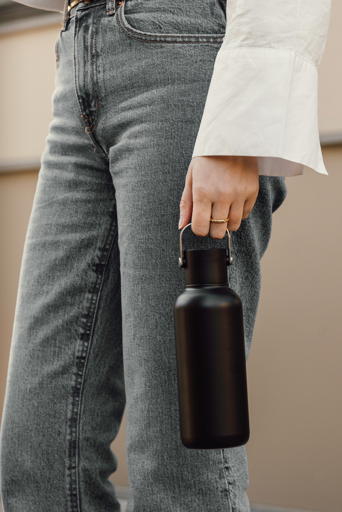 VINGA Cael Isolierflasche 600 ml mit Trinkhalm und Edelstahlgriff – mit Logo graviert oder bedruckt