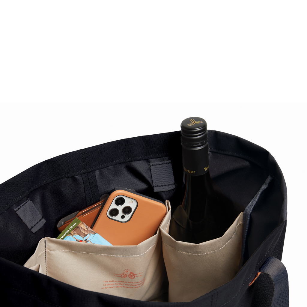 Bellroy Market Tote Einkaufstasche aus recyceltem PET, faltbar mit Flaschen-Sleeves Bellroy Market Tote Einkaufstasche aus recyceltem PET, faltbar mit Flaschen-Sleeves