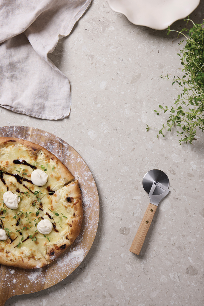 VINGA Paso Pizzaschneider aus FSC®-Eschenholz und Edelstahl