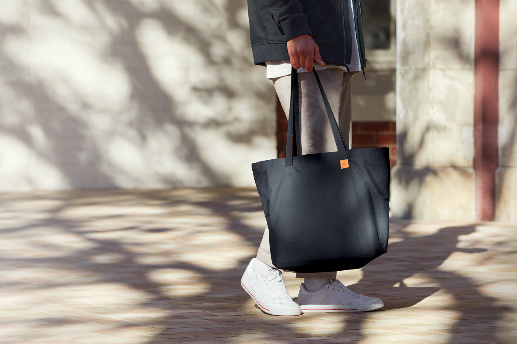Bellroy Market Tote Einkaufstasche aus recyceltem PET, faltbar mit Flaschen-Sleeves Bellroy Market Tote Einkaufstasche aus recyceltem PET, faltbar mit Flaschen-Sleeves