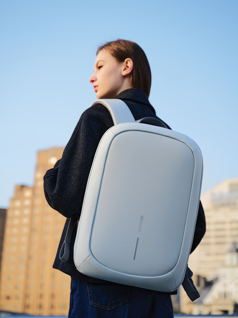 XD Design Bobby Edge Anti-Diebstahl-Rucksack aus R-PET mit RFID-Schutz und Logo-Veredelung