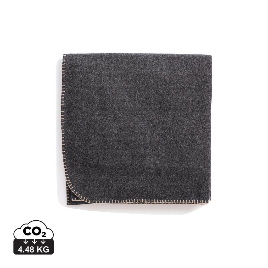 VINGA Bilton Fleecedecke Upcycling 190g/m² mit Stickerei-Veredelung