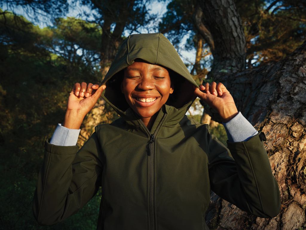 IQONIQ Makalu Damen-Softshelljacke aus recyceltem Polyester mit Logo-Veredelung
