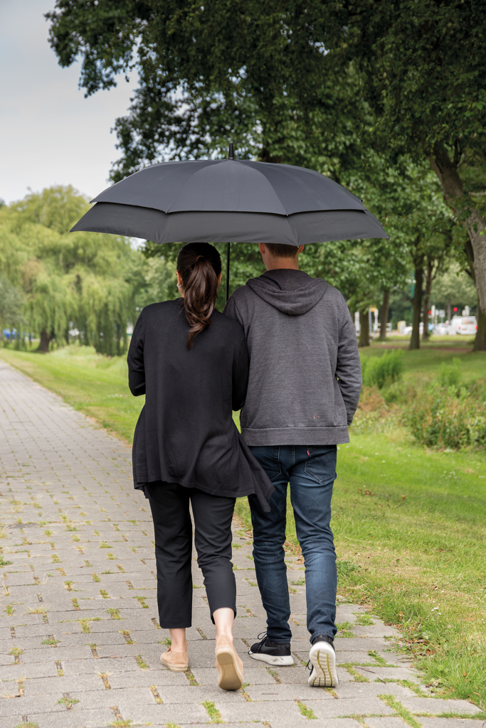 Swiss Peak AWARE Regenschirm 23 auf 27 Zoll erweiterbar, recyceltes PET