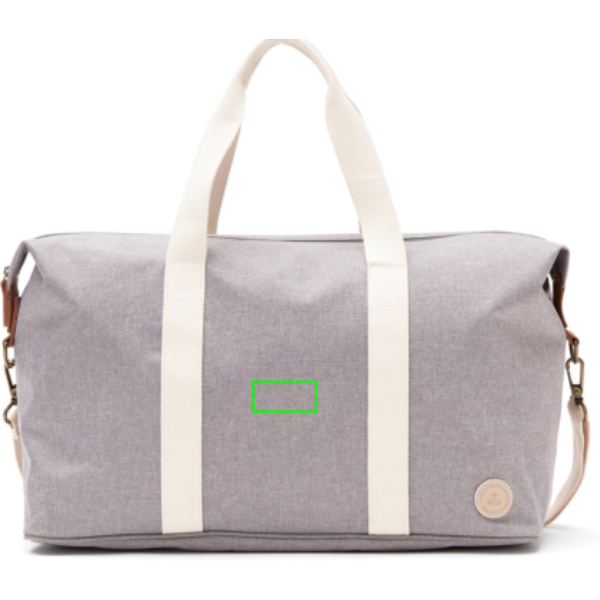 Standskizze: Druckverfahren PU-Etikett Sortino auf Position „Artikel Vorderseite“ – VINGA Sortino Wochenendtasche aus PET mit PU-Details, bestickbar