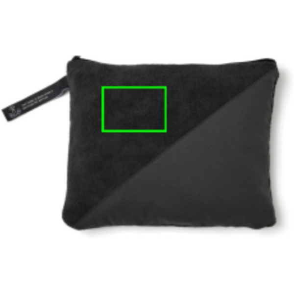 Standskizze: Druckverfahren Bestickung auf Position „Artikel (max. 70 x 50 mm)“ – VINGA GRS rPET Sporthandtuch 140×70 cm, bestickbar