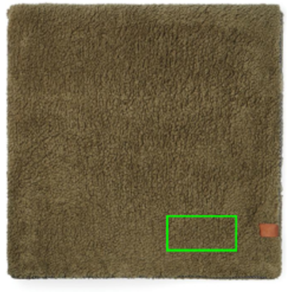 Standskizze: Druckverfahren Gravierter Kunstlederaufnäher auf Position „Decke/Tuch (max. 100 x 50 mm)“ – VINGA Maine Doppelflor-Decke aus 65 % recyceltem Polyester (GRS), 170 × 130 cm