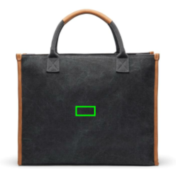 Standskizze: Druckverfahren PU-Etikett Sortino auf Position „Artikel Rückseite“ – VINGA Bosler Bürotasche aus RCS-Canvas (recycelt), 17 Zoll Laptopfach, individuell bedruckbar