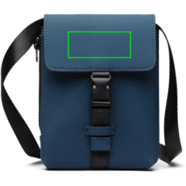 Standskizze: Druckverfahren PU-Etikett Baltimore marineblau auf Position „Überschlag“ – VINGA Baltimore RCS Crossbody-Tasche – recyceltes Polyester, mit Logo veredelbar