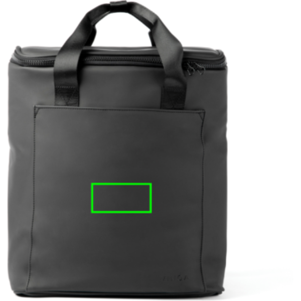 Standskizze: Druckverfahren PU-Etikett Baltimore schwarz auf Position „Artikel Vorderseite“ – VINGA Baltimore Trail Kühlrucksack — isoliert, mit Logo veredelbar