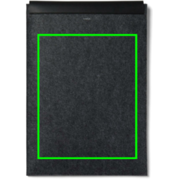 Standskizze: Druckverfahren Digital Transfer auf Position „Artikel Rückseite (max. 200 x 250 mm)“ – VINGA Albon Laptop-Sleeve 17 Zoll aus GRS-recyceltem Filz mit PU-Klappe