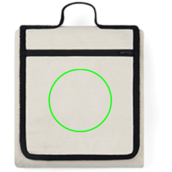 Standskizze: Druckverfahren Bestickung auf Position „Tasche“ – VINGA Volonne AWARE Picknickdecke aus recyceltem Canvas, 130 × 170 cm, mit Tasche, bestickbar