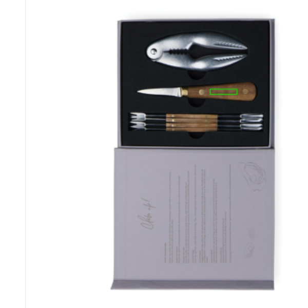 Standskizze: Druckverfahren CO2 Gravur auf Position „Griff (max. 45 x 10 mm)“ – Vinga Story of Seafood Besteckset Edelstahl FSC-Eschenholz