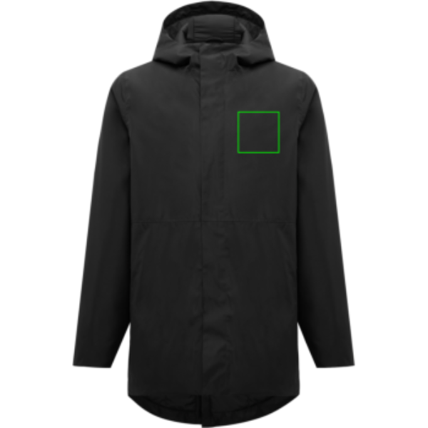 Standskizze: Druckverfahren Bedruckter Aufnäher mit Stickereikontur auf Position „linke Brustseite“ – IQONIQ Thelon Parka aus 100% recyceltem Polyester (GRS) – bedruckbar & bestickbar